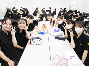 １年生、飾りのリボンを手作り！